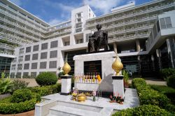 Il monumento a Kitiyakara Voralaksana, Ministro del Commercio, nella provincia di Nonthaburi (Thailandia) - © Suptar / Shutterstock.com