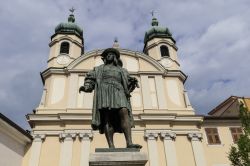 Il monumento a Massimiliano I Imperatore in centro a Cormons (Friuli Venezia Giulia)