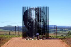 Il monumento a Nelson Mandela a Howick (KwaZulu-Natal), sul luogo dove venne arrestato nel 1962 in Sudafrica - © lcswart / Shutterstock.com