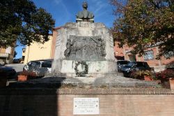 Il Monumento ad Ezio Marchi a Bettolle di Sinalunga, Siena  - © LigaDue, CC BY-SA 4.0, Wikipedia