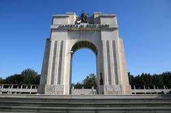 Il Monumento ai Caduti di Caserta, Campania, Italia. Innalzato nel periodo fascista, questo monumento è dedicato a tutti coloro che hanno sacrificato la propria vita per i valori della ...