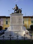 Il Monumento ai caduti in centro di Travagliato in Lombardia - © Claudio Castrezzati - Pubblico dominio - Wikipedia
