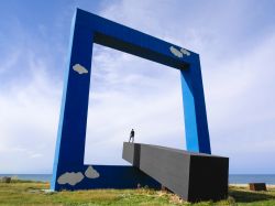 Il monumento al mare di Antonio Presti chiamato la "Finestra sul mare,  a Castel di Tusa in Sicilia - © Marco Crupi / Shutterstock.com