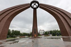 Il Monumento alla Vittoria sull'omonima piazza a Biškek (Bishkek), la capitale del Kirghizistan - foto © MehmetO / Shutterstock.com