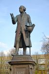 Il monumento dedicato a Immanuel Kant a Kaliningrad, Russia. Questa località ha dato i natali al grande filosofo tedesco scomparso nel 1804 e sepolto nella tomba mausoleo situata in prossimità ...