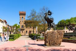 il monumento del Gallo Nero, simbolo del vino doc a Greve in Chianti in Toscana