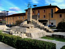 Il monumento L'Incontro, opera di Pietro Cascella ad Isernia