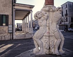 Il monumento Stendardo a Chioggia, Veneto, Italia. Questo complesso marmoreo sorge in Piazzetta XX Settembre e sostiene il pennone dove sventola il tricolore nei giorni di festa: rappresenta ...