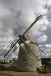 Il mulino a vento di St. Pierre de la Farge nei pressi di Lodeve, Francia - © david muscroft / Shutterstock.com