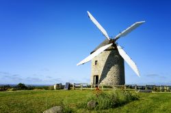 Il mulino a vento Moidrey a Pontorson, Francia. Sorge su una collina alta 44 metri sul livello del mare e ogni anno macina tonnellata e tonnellate di grano saraceno e segale per produrre farina ...