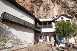 Il Mullah di Blagaj, in Bosnia-Erzegovina, richiama i fedeli alla preghiera - in questa suggestiva foto possiamo osservare il Mullah di Blagaj, ovvero il capo della comunità religiosa ...