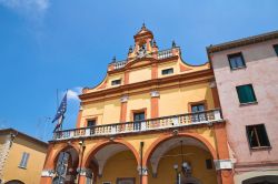 Il muncipio di Cento, la cittadina dell'emilia al confine delle provincie di Modena, Bologna e Ferrara - © Mi.Ti. / Shutterstock.com