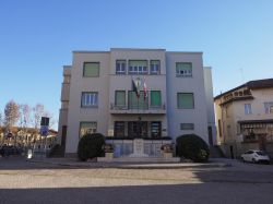 Il Municipio di Grugliasco, comune dell'hinterland torinese in Piemonte - © Claudio Divizia / Shutterstock.com