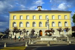 Il Municipio di Murten, Svizzera. La luminosa facciata del palazzo che ospita gli edifici governativi della città situata nella regione di Friburgo - © Valery Shanin / Shutterstock.com ...