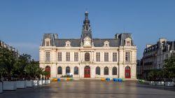 Il Municipio e piazza Marechal Leclerc a Poitiers, Francia - © Telly / Shutterstock.com