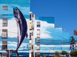Il murales "Fishing Day" dell'artista Jose Fernandez Rios a Estepona, Spagna - © Philip Bird LRPS CPAGB / Shutterstock.com
