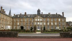 Il Museo Civico di Vire, Normandia, Francia. Dedicato alle arti e alle tradizioni popolari, questo museo è ospitato in un ex hotel del XVIII° secolo  © AnnDcs / Shutterstock.com ...