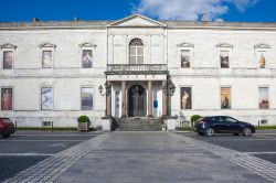 Il Museo di Arte e Storia di Cognac, Francia:  questo antico palazzo costruito nel 1838 per la famiglia Dupuy d'Angeac ospita collezioni di dipinti, sculture, arti decorative e archeologia ...