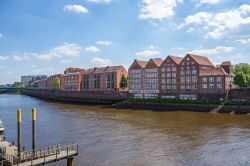 Il Museo di Arte Moderna Weserburg sulla penisola Teerhof, Brema, Germania. Ogni anno questo spazio museale ospita diverse esposizioni artistiche - © aldorado / Shutterstock.com