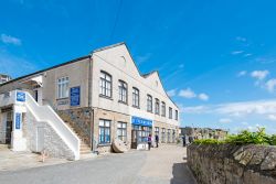Il museo di St. Ives è ospitato in un'antica cantina di sardine, Cornovaglia, Regno Unito. Situato nei pressi del molo, questo spazio museale ospita manufatti locali legati alla lavorazione ...