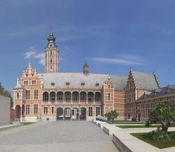 Il Museo Hof van Busleyden a Mechelen, Belgio. Questa elegante residenza nobiliare della città fiamminga ospita oggi alcuni importanti musei - © 209953936 / Shutterstock.com