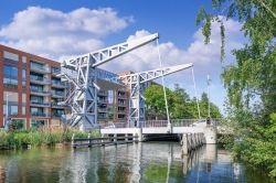 Il Museum Bridge Den Ophef al porto di Pius, Tilburg (Olanda). Progettato da John Kormeling, è aperto al pubblico solo quando il ponte è aperto anche al transito delle navi - © ...