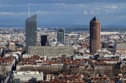 Il nuovo distretto di La Part-Dieu con le sue torri a Lione, Francia. Qui fotografato dalla collina di Fourviere, questo distretto è situato sulla sponda destra del Rodano ed è ...