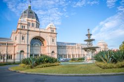 Il padiglione della Royal Exhibition di Melbourne, Australia, in una giornata di sole. L'edificio si estende su un'area di 64 acri ed è lungo circa 150 metri.
