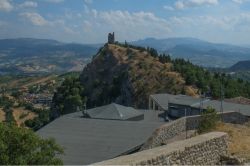 Il paesaggio dal Castello di Torriana a Montebello di Rimini. E' conosciuto come il Castello di Azzurrina - © MTravelr / Shutterstock.com