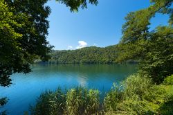 Il paesaggio del lago di Levico, uno dei bacini più belli del Trentino