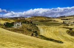 Il paesaggio estivo intorno a Santa Caterina Villarmosa in Sicilia.