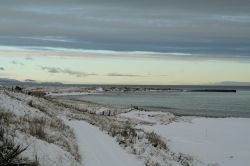 Il paesaggio innevato di Dornoch, Scozia. Una bella immagine di questo gioiello incastonato nelle Highlands scozzesi, a nord di Inverness.

