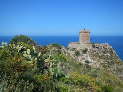 Il paesaggio intorno alla Torre Normanna di Altavilla Milicia in Sicilia
