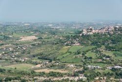 Il paesaggio morbido tra Poggio Berni e Torriana nella Provincia di Rimini - © Nicola Simeoni / Shutterstock.com