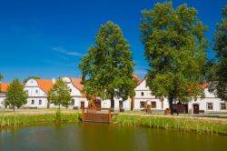 Il paese di Holasovice immerso nella natura, Repubblica Ceca. Questo pittoresco centro della Boemia meridionale ha origini medievali.
