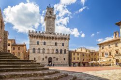 Il Palazzo Comunale in Piazza Grande a Montepulciano, Toscana, Italia. La forte somiglianza con il Palazzo della Signoria di Firenze fu voluta personalmente da Cosimo I° dei Medici. 
