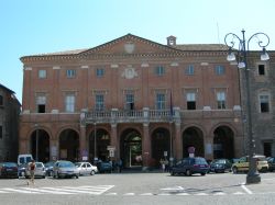 Il Palazzo del comune si trova in centro a Matelica, nelle Marche in Provincia di Macerata - © Dr.Zero / Wikipedia