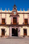 Il Palazzo del Governo a Zacatecas, Messico. La facciata è impreziosita da decorazioni e da una campana posta al centro sopra il tetto di copertura.

