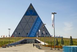 Il Palazzo della Pace e della Riconciliazione di Astana -  Questa piramide di 62 metri di lato, rivestita con un telaio in acciaio e inserti in granito con la sommità realizzata ...
