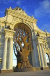 Il palazzo dell'Agricoltura a Kazan e la scultura dell'Albero di Leonid Gornik - © protoper / Shutterstock.com