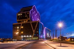 Il Palazzo di Giustizia di Hasselt (Belgio) di sera. E' uno dei più interessanti esempi di architettura moderna della cittadina capoluogo del Limburgo belga - © Bert Beckers ...