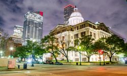 Il Palazzo di Giustizia nel centro di Houston, Texas (USA) di notte. L'edificio spicca per la sua grande cupola centrale.


