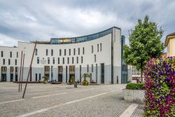 Il Palazzo Municipale di Brunico, Trentino Alto Adige. Inaugurato nel settembre 2004, il nuovo Municipio di Brunico è ospitato in un edificio che si presenta con una curvatura simile ...
