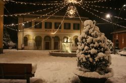 Il Palazzo Municipale di Gavirate, Varese, dopo una nevicata. Situato in piazza Matteotti, di fronte all'edificio si trova una bella fontana.
