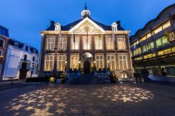 Il Palazzo Municipale di Hasselt (Belgio) fotografato di notte. In questa immagine, l'edificio è illuminato e decorato in occasione delle feste natalizie.

