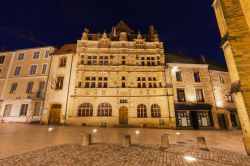 Il Palazzo Municipale di Paray-le-Monial fotografato di notte, Francia.
