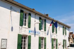 Il Palazzo Municipale di Saint-Pierre-d'Oleron sull'isola d'Oleron, Francia. Questa località è la più grande dell'isola - © Leonid Andronov / Shutterstock.com ...