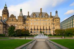 Il Palazzo Municipale di Sheffield, Inghilterra: questo maestoso edificio è circondato da giardini verdi mentre davanti all'ingresso si trova una bella fontana.
