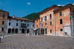 Il Palazzo Municipale di Vittorio Veneto, provincia di Treviso, con le bandiere al balcone  - © Ghischeforever / Shutterstock.com