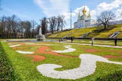  Il Palazzo Reale e il giardino di Peterhof, a Petergof in Russia - © Piith Hant / Shutterstock.com 